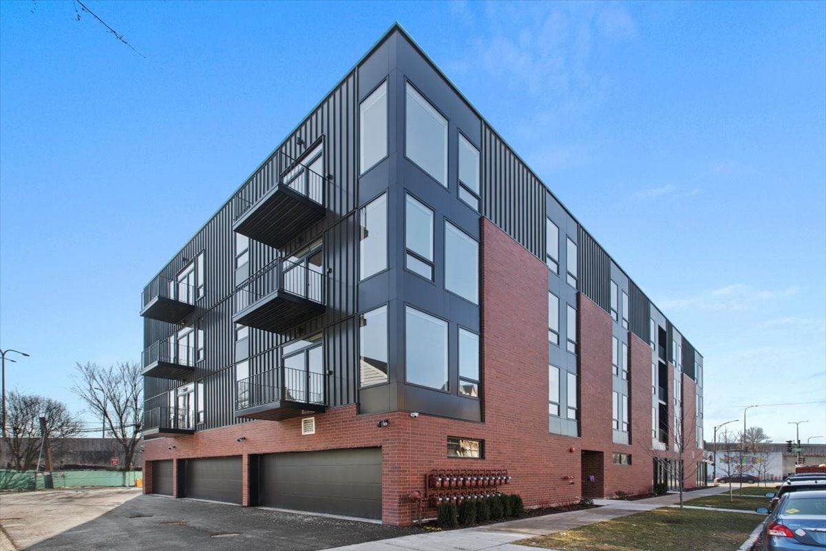 Primary Photo - 3953 W Dakin St