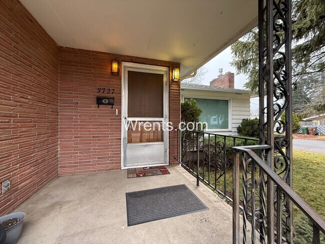 Foto del edificio - South Hill Charming corner lot 3 bed 2 bath in quiet neighborhood