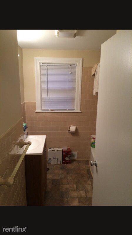 Foto del edificio - 3 br, 1 bath House - 27 School St