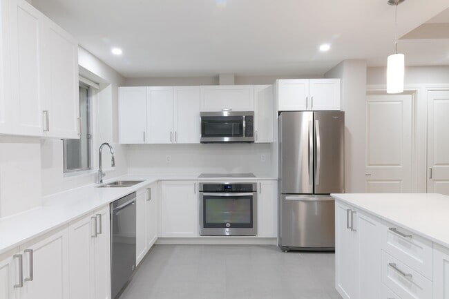 Building Photo - 4555 Av. Bonavista