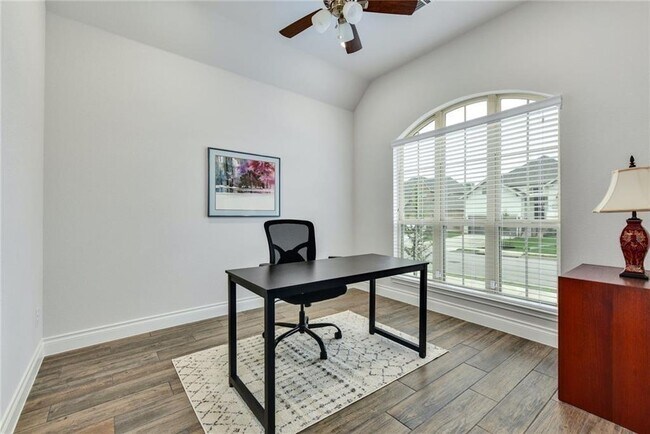 Foto del edificio - 1205 Lakeside Ranch Rd