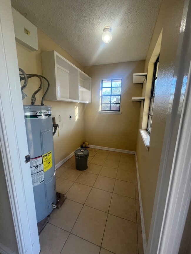 Building Photo - 3020 Floresta St