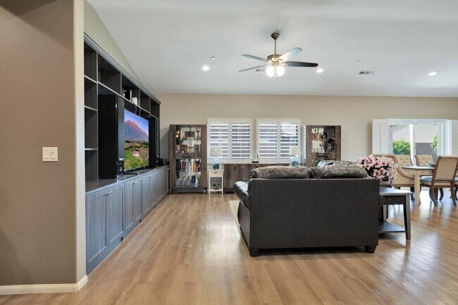 Foto del edificio - 83393 Iron Horse Rd