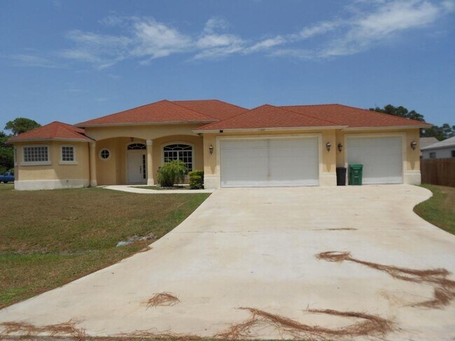Foto del edificio - Gorgeous 4 bed, 3 bath, 3 car garage, upda...