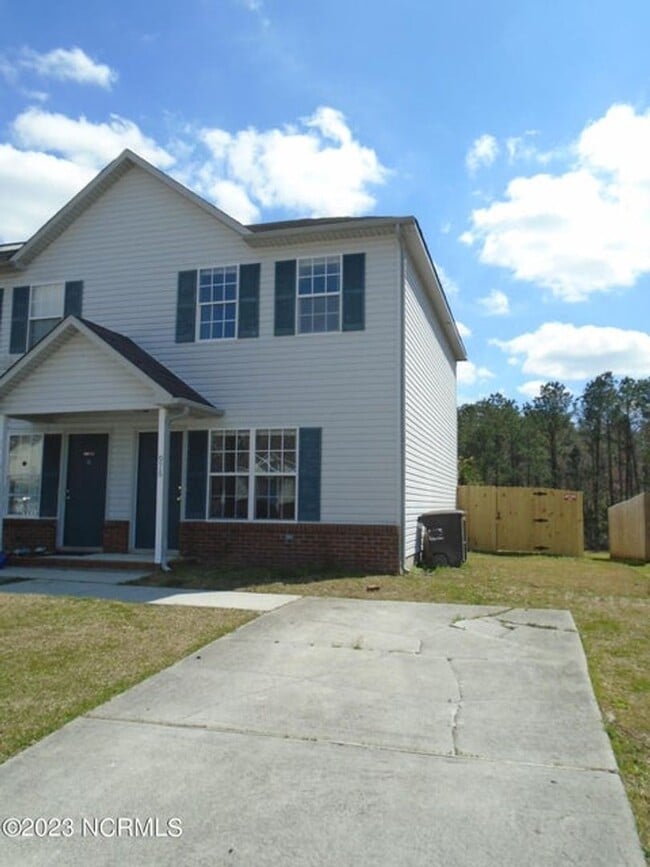 Building Photo - 976 W Pueblo Dr