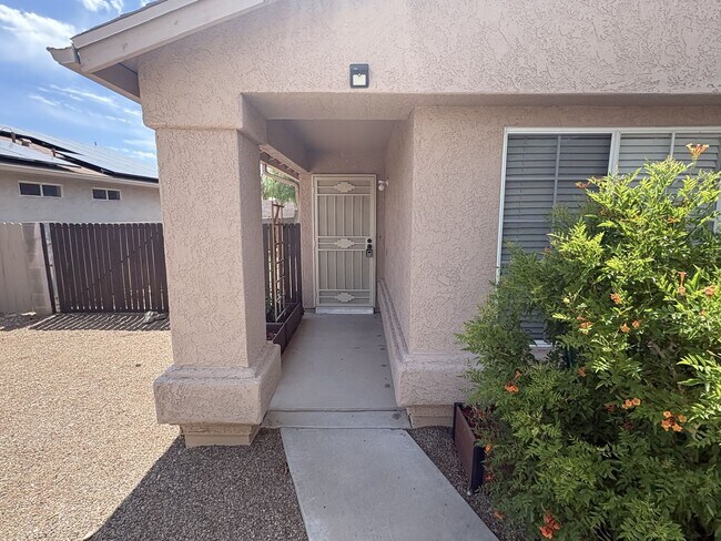 Foto del edificio - Move in ready east side rental