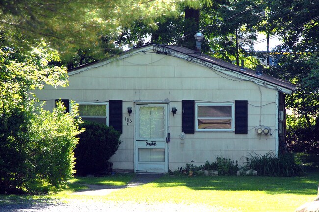 Foto del edificio - 191-193 W Clarkstown Rd