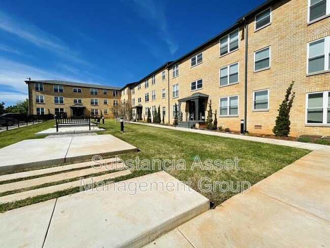 Building Photo - 701 Culbertson Dr