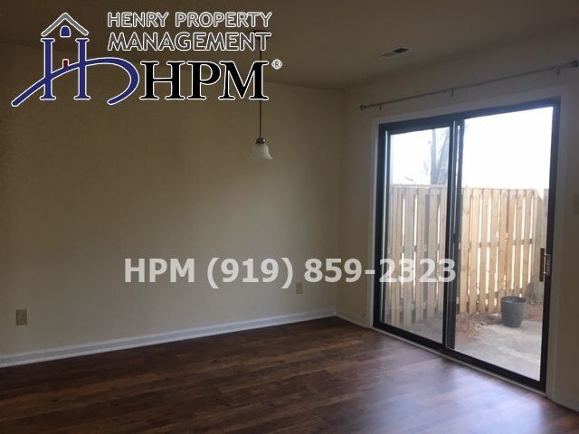 Foto del edificio - 107 Twin Oaks Pl