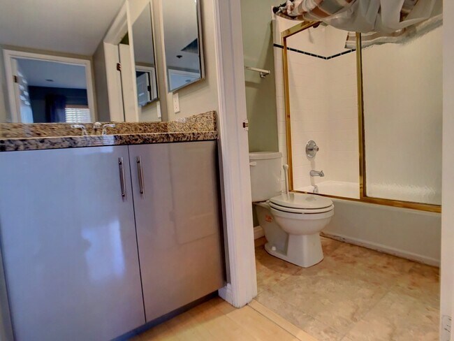 Foto del edificio - A Beautiful updated trilevel townhome in W Figueroa is now available for rent.