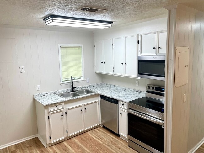 Foto del edificio - 2 Bed, 1 Bath Available for Rent in Brandon!