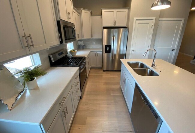 Building Photo - Flying Horse Luxury 4 Bed Townhouse with Mt. Views