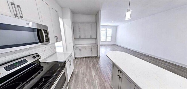 Foto del edificio - 2121 Mid Ln