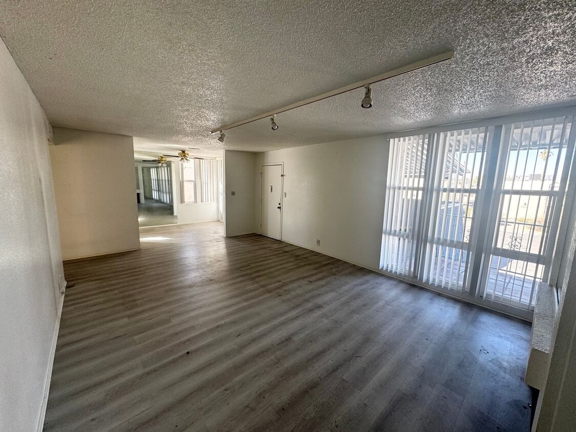 Foto principal - SPACIOUS AND REMODELED 1 BEDROOM 1 BATH, SECOND FLOOR UNIT