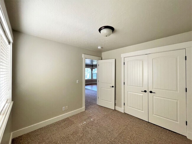 Building Photo - Beautiful and roomy 4bd 2.5ba home in Saddlebrook Subd. just off Star Rd.