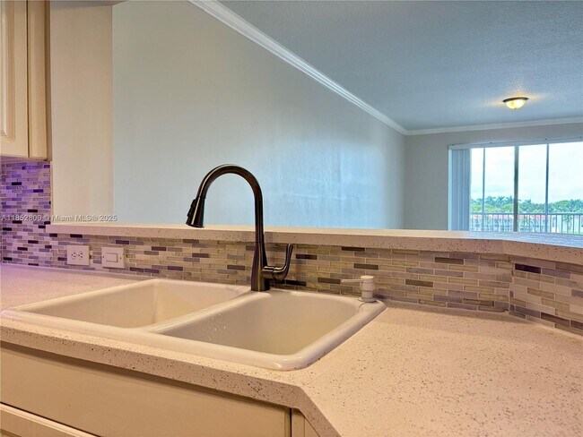 Foto del edificio - 10730 NW 66th St