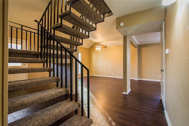 Building Photo - 820 Brentwood Ln