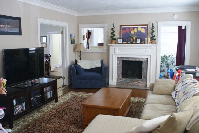 Building Photo - Fantastic Four Bedroom Home in Museum Dist...