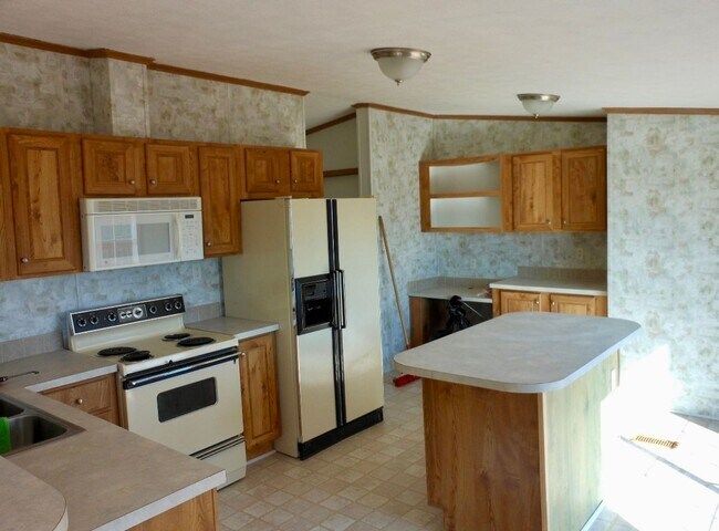 Building Photo - Nice and very large four bedroom modular h...