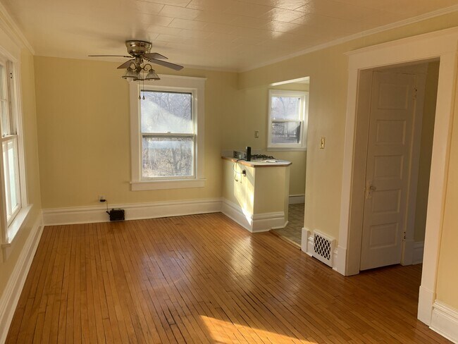 Building Photo - 628 37th St