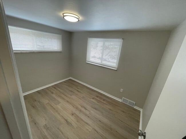 Building Photo - 3200 Overlook Dr