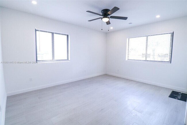 Foto del edificio - 221 SW 11th Ave
