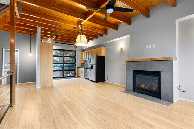 Building Photo - 468 NE Brazee St