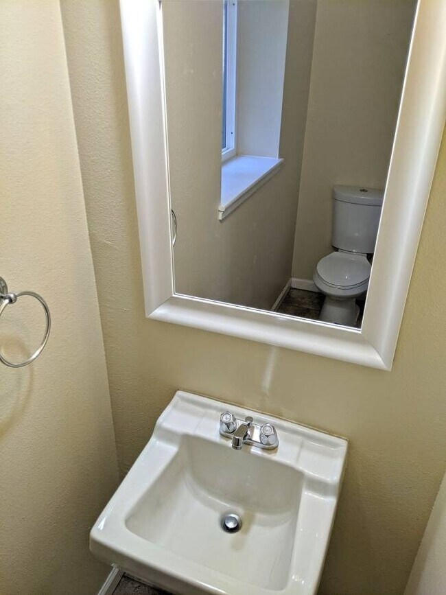 Building Photo - 3 BR/2 BA in Desirable Lafayette Neighborhood