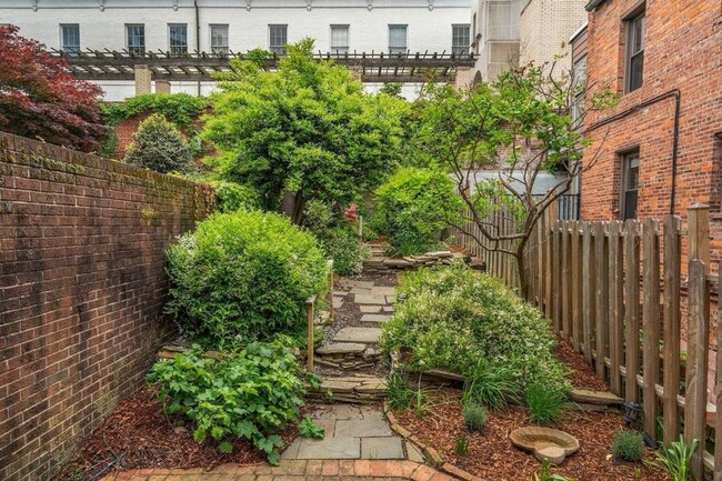 Building Photo - Georgetown Row Home - Incredible location!