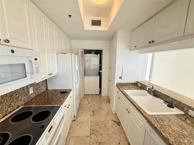 Building Photo - 808 Brickell Key Dr