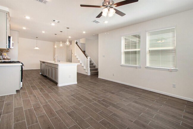 Building Photo - 5514 Hyde Park Dr