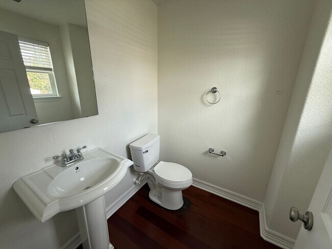 Building Photo - Awesome Aurora Townhome