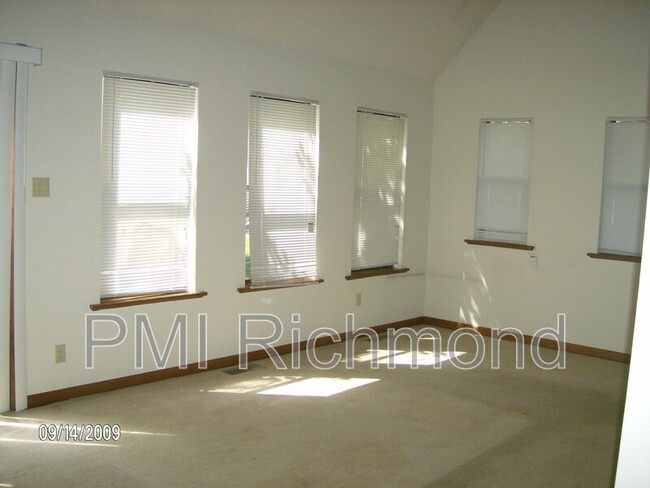 Building Photo - 3111 S Ridge Dr