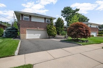 Building Photo - 38 Birchwood Park Dr