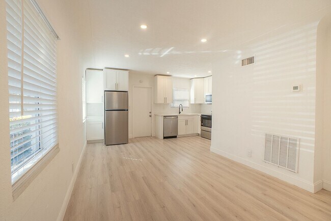 Foto del edificio - Charming 2 units building in Prime St. Pete Location