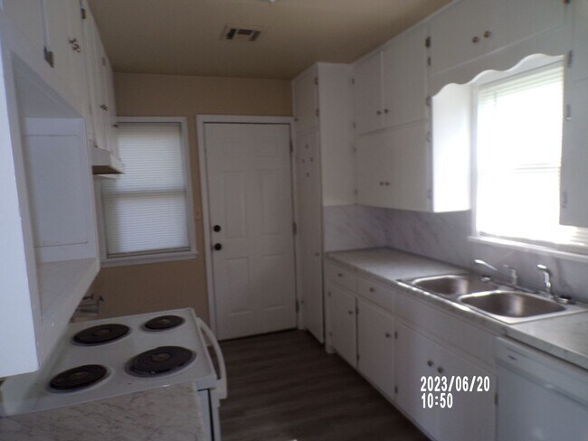 Foto del edificio - centrally located $200.00 off 1st  full month's rent
