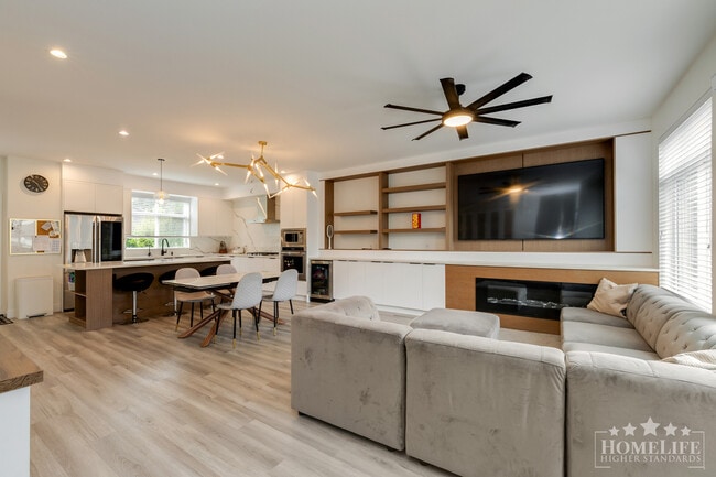 Building Photo - Modern 3-Bedroom Townhome in the Heart of ...