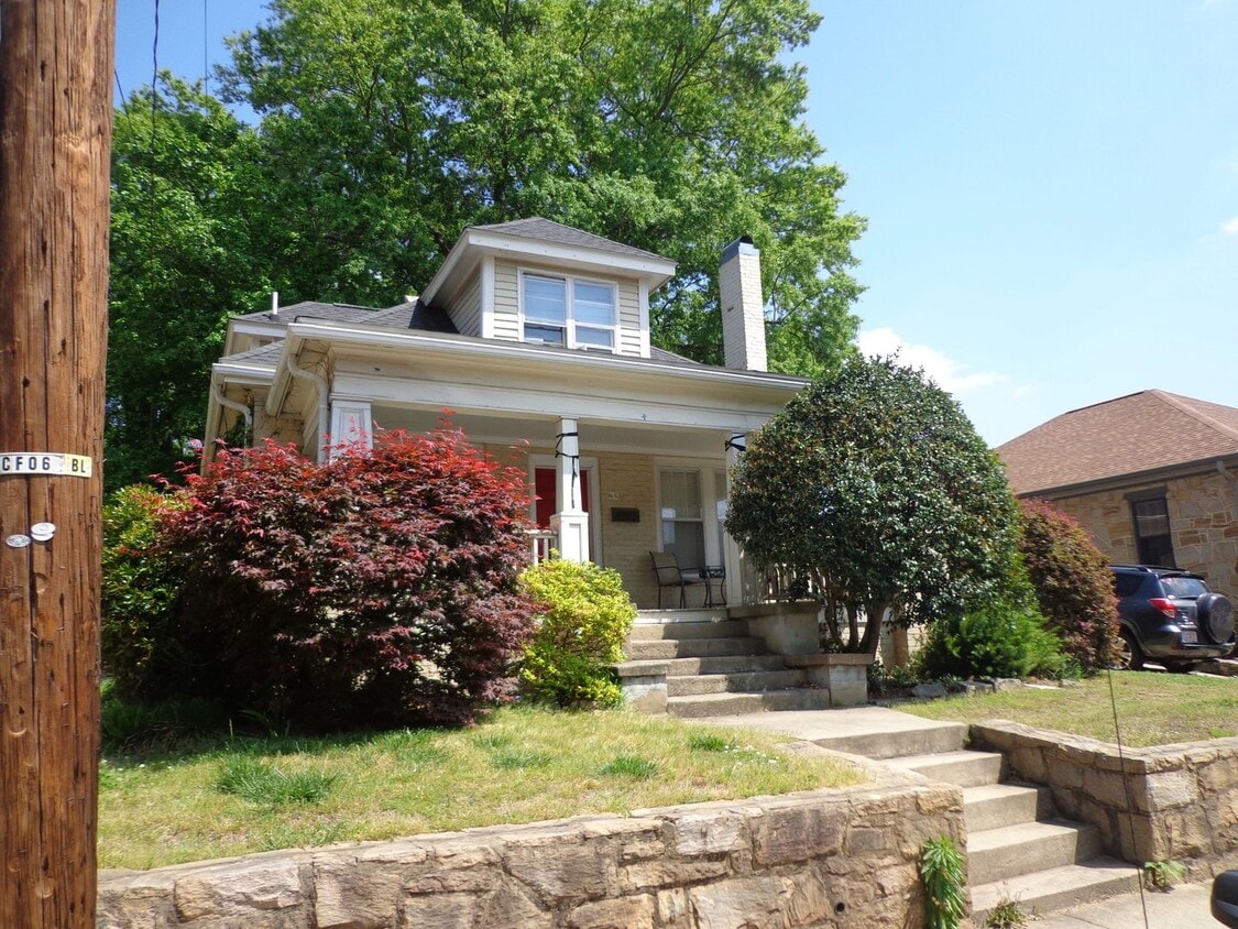 Building Photo - Bungalow style house with large yard!  Sto...