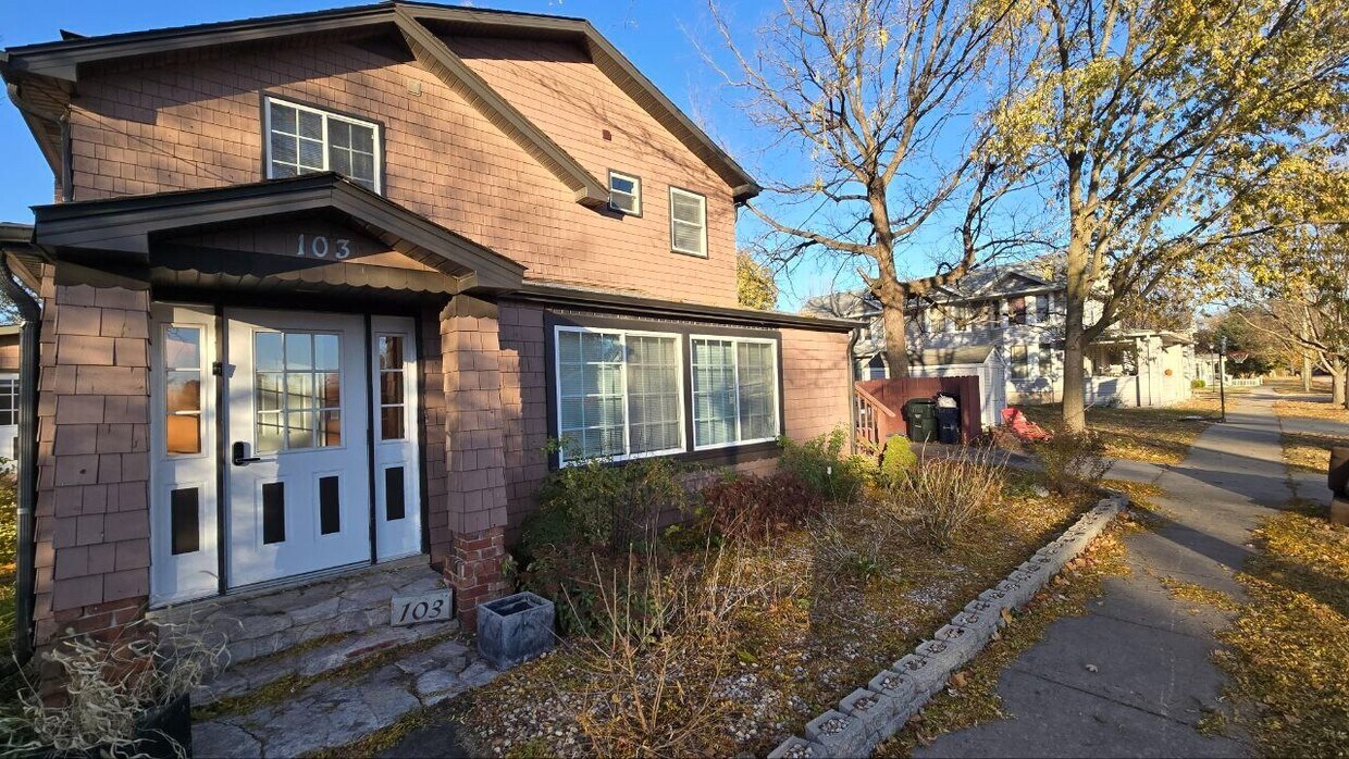 Foto principal - Large 5-Bedroom Home with Backyard Pool, G...