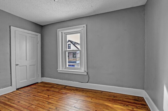Building Photo - 15 Auchinvole Ave