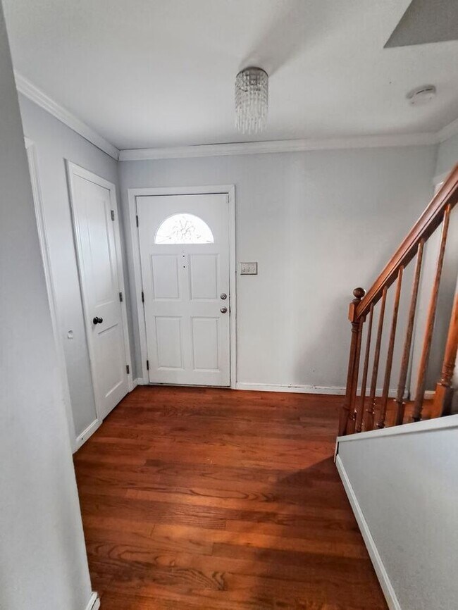 Building Photo - Pet Friendly 4 Bedroom/3 Bathroom SFH in S...