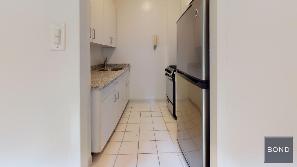 Building Photo - 412 E 55th St