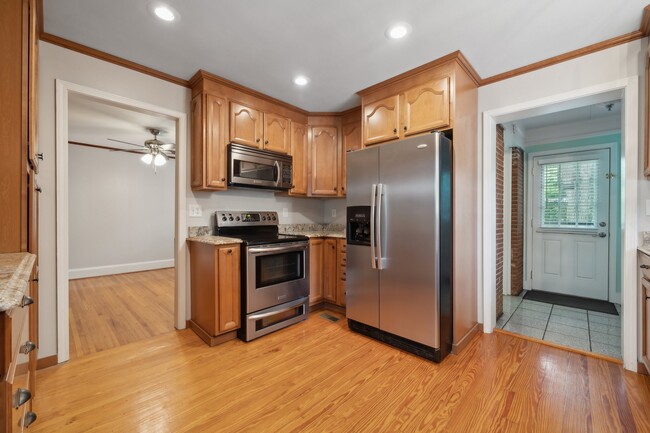 Building Photo - 1818 Woodland Dr