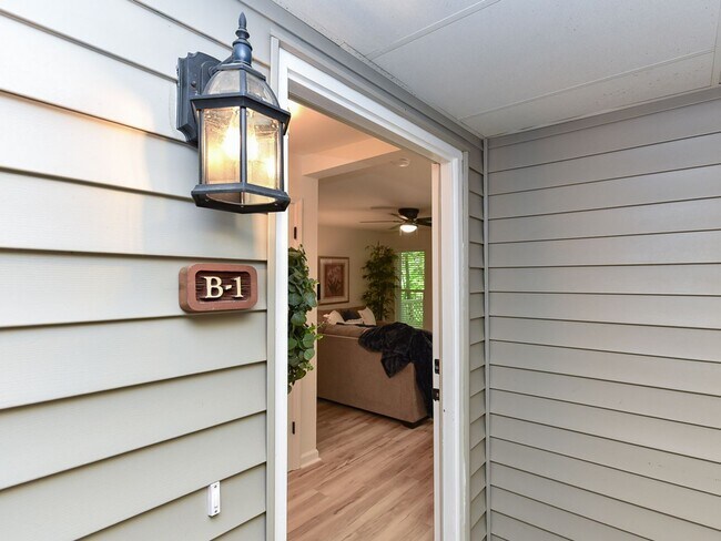 Building Photo - Beautifully Updated 1 Bedroom Condo!