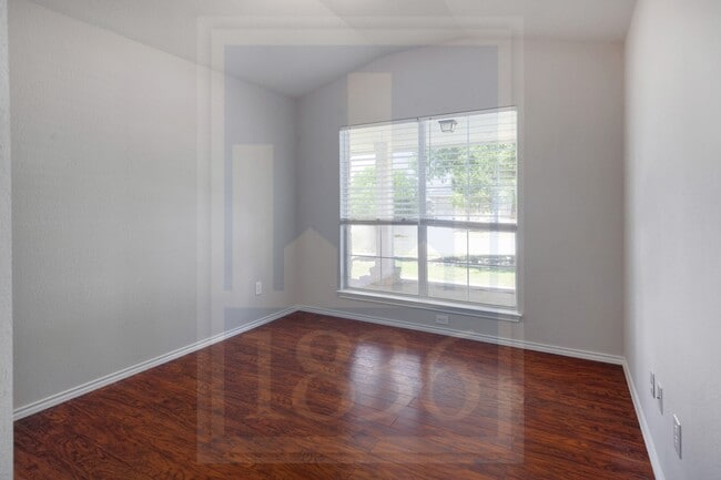 Foto del edificio - 1011 Burgess Dr