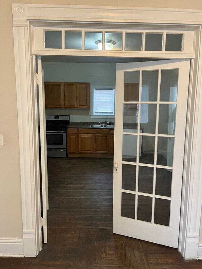 Foto del edificio - Ground Level... LARGE 1 Bed 1 Bath