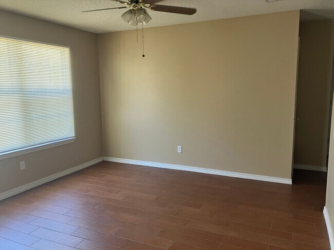 Building Photo - Two bedroom duplex in wonderful location!