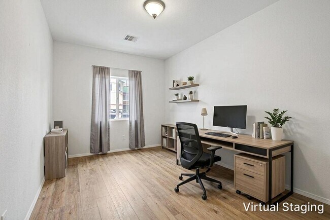 Foto del edificio - BEAUTIFUL PROPERTY IN PROVIDENCE WITH DOWNSTAIRS BEDROOM!