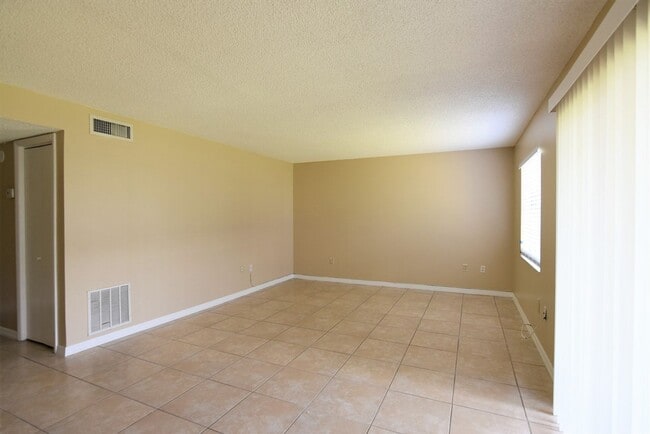 Building Photo - UPDATED KITCHEN!!! 2BR 1BA in Windmill Poi...