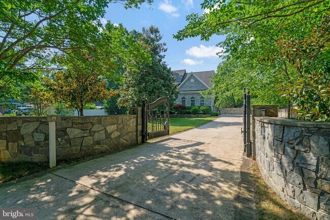 Foto del edificio - 2504 Sherwood Hall Ln
